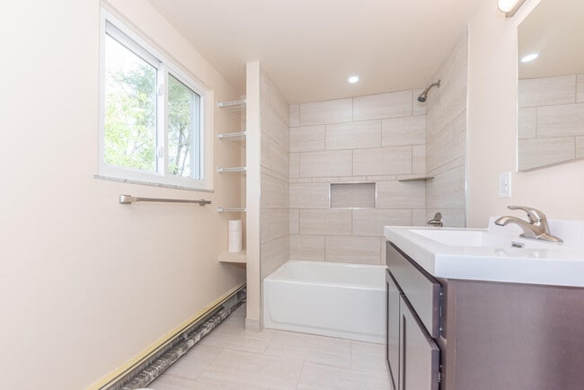 Building Photo - 1520 Traver Rd