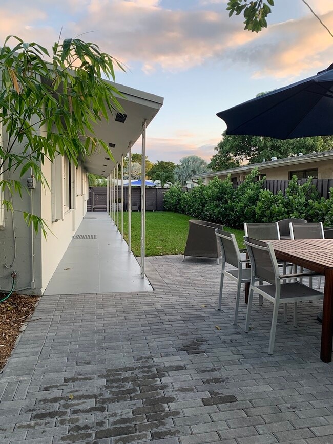 Lounge Area - 707 NE 22nd Dr