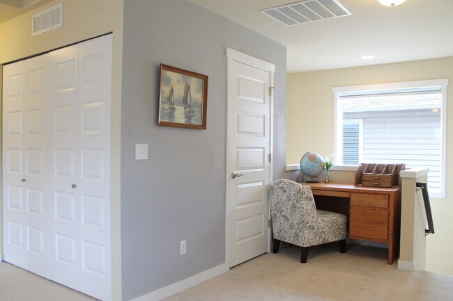 Building Photo - Beautiful DuPont 3 bedroom + Loft + Den Home