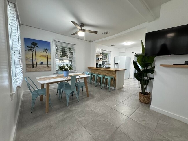 Building Photo - 305 N Lakeside Dr