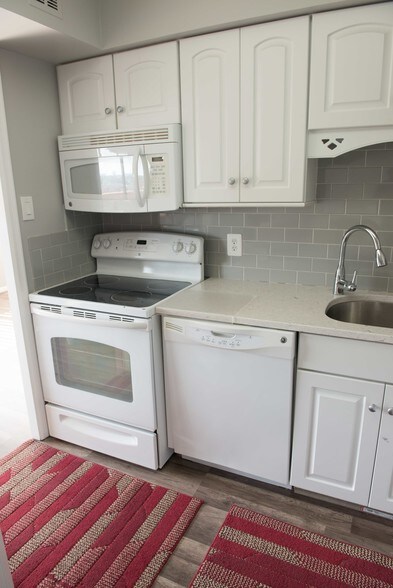 Building Photo - 1301 N Courthouse Rd