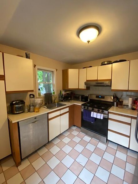 Building Photo - 15 Pleasant Pl