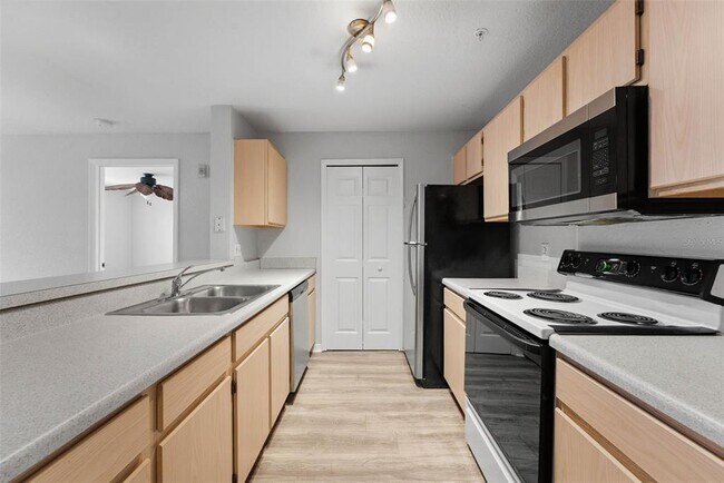 Building Photo - 5479 Vineland Rd