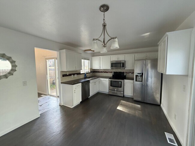 Building Photo - Modern Comfort & Convenience in a Prime Location