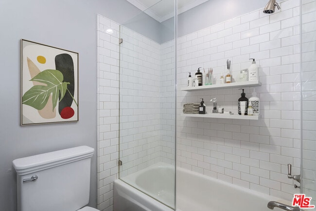 Building Photo - 906 N Doheny Dr