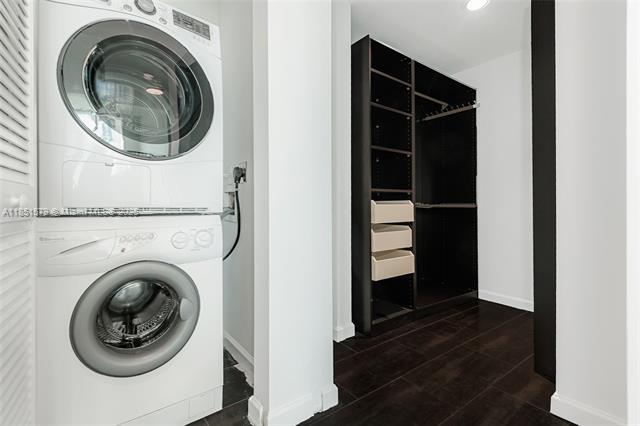 Building Photo - 300 S Biscayne Blvd