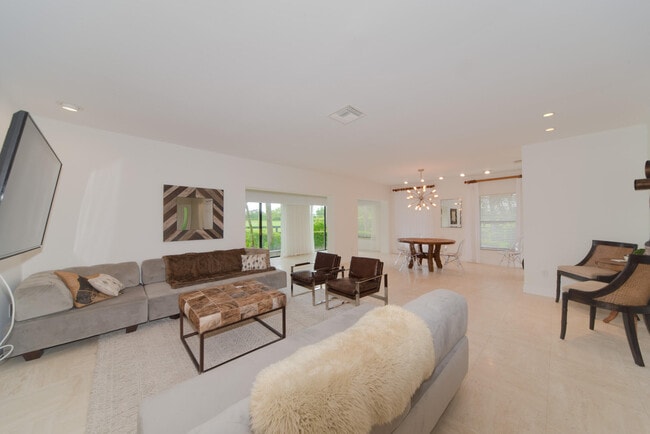 Building Photo - 11397 Pond View Dr