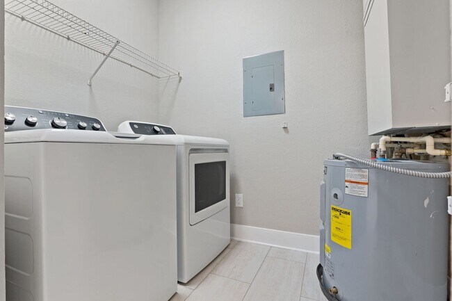 Building Photo - Newly Renovated 2-Bedroom Corner Unit in G...