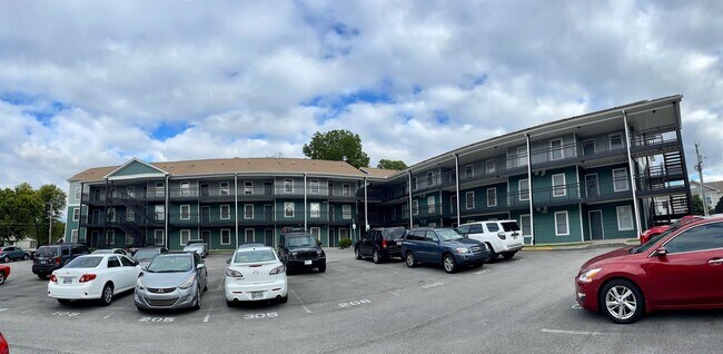 Building Photo - Great 3rd floor unit at LAUREL STATION for $2800/month Rent includes two assigned parking spaces!