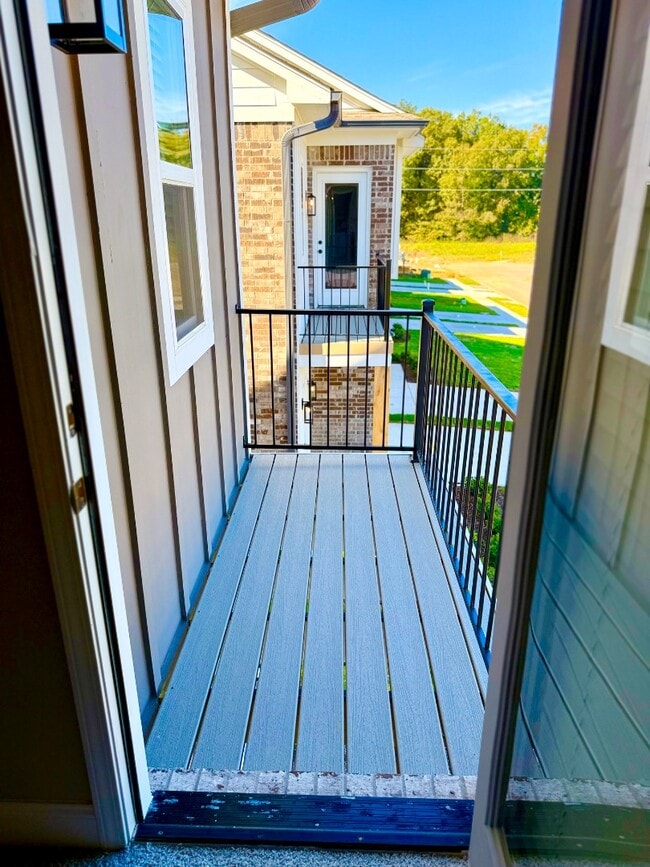 Building Photo - 4372 Ravenwood Park W