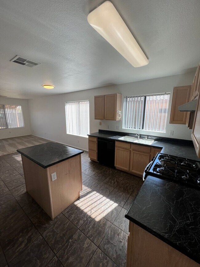 Building Photo - Spacious 4 Bed/3 Bath w/Loft in Great Glendale Location