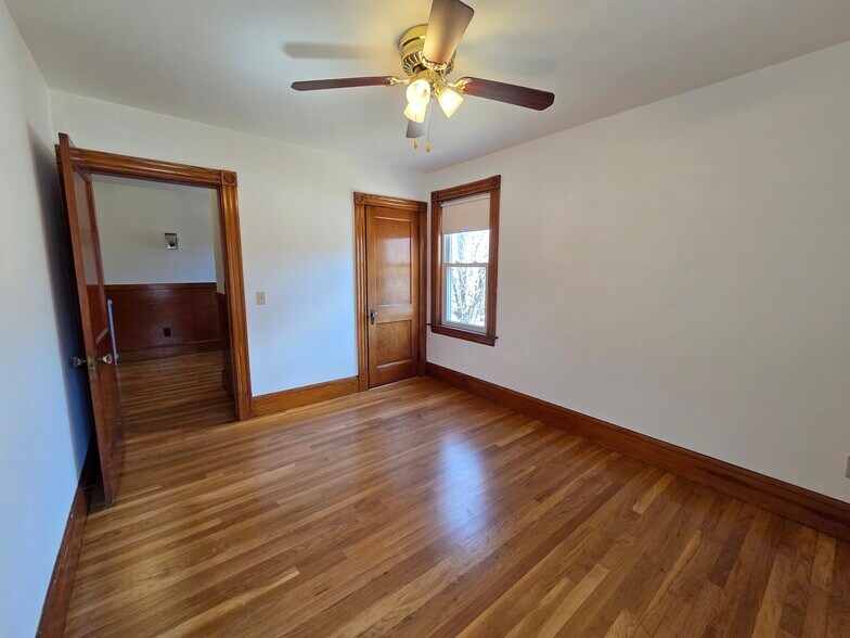 Building Photo - 12 Maple St