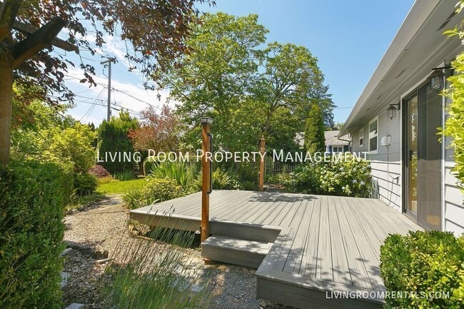 Building Photo - 725 Riverdale Dr