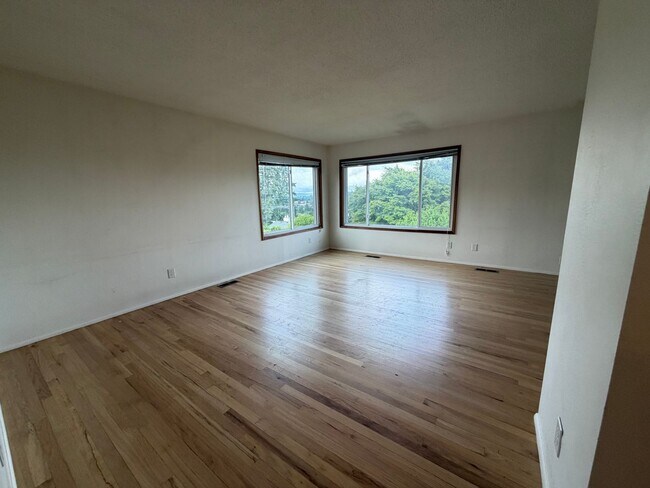 Building Photo - Upper unit duplex with views!