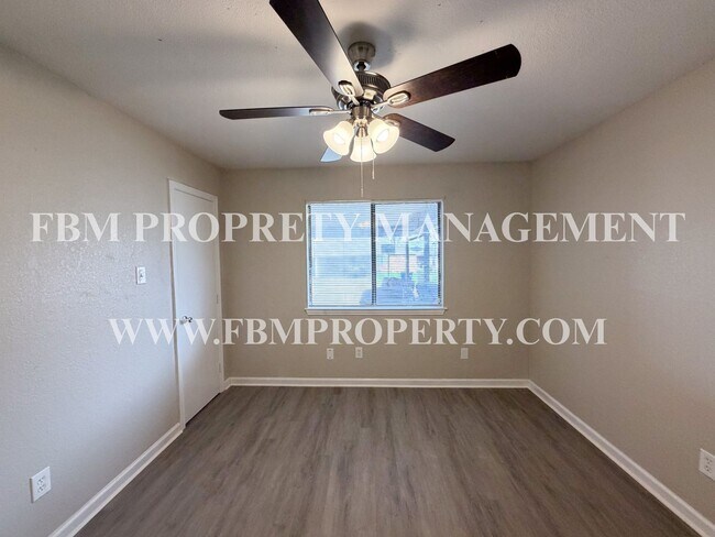 Building Photo - 1139 Valley View Dr