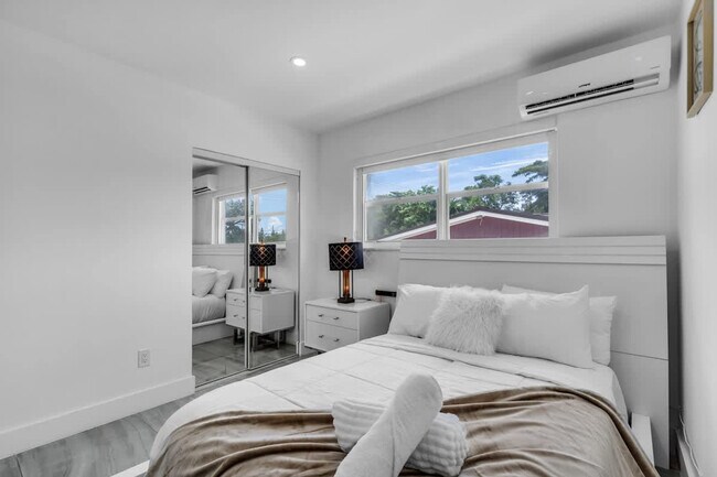 Building Photo - 1255 NE 199th St