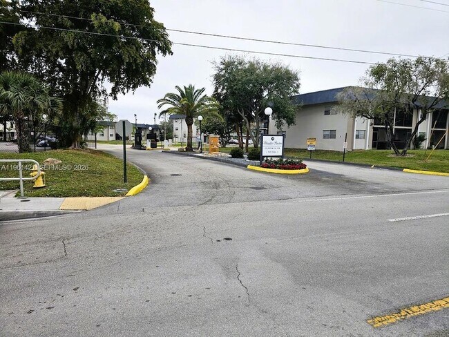 Building Photo - 8020 S Colony Cir