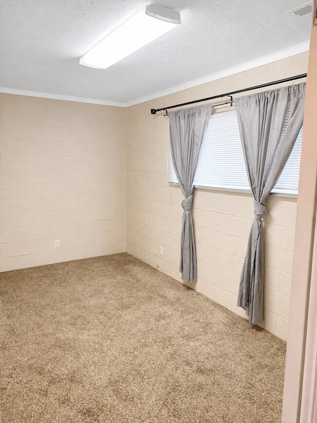 Building Photo - 557 N 400 E