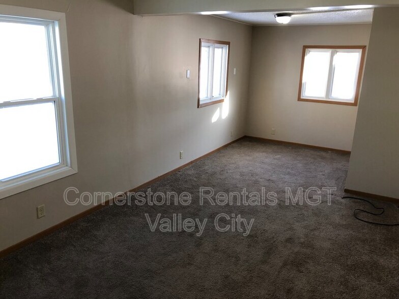 Building Photo - 424 6th Ave NE