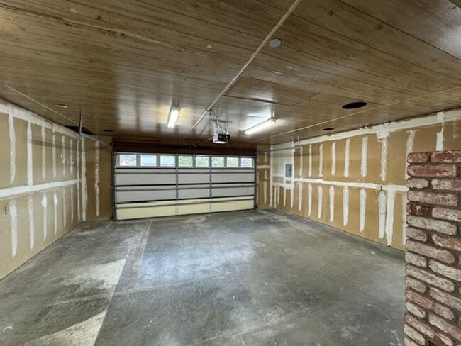 Building Photo - ZELIA! Arcata 3/2, 2 car garage, south facing patio