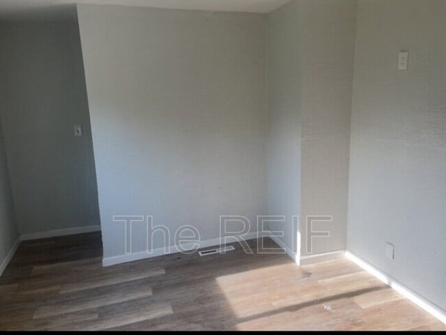 Building Photo - 1404 E Kurtz Ave