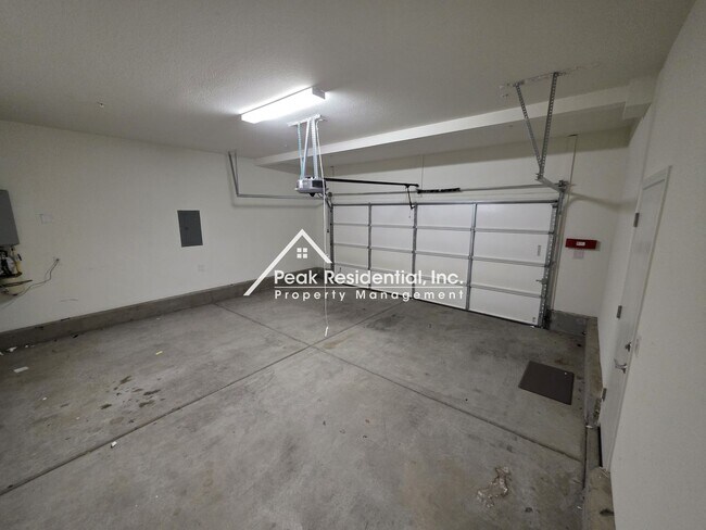 Building Photo - Only 2 years new. 3-bedrooms in Elk Grove