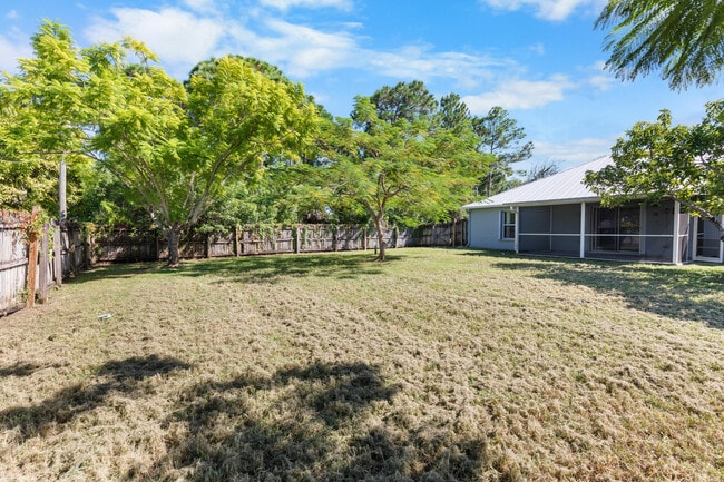 Building Photo - 173 SW Ray Ave