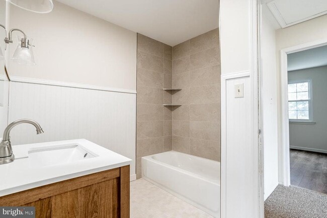 Building Photo - 10 Honey Locust Ln