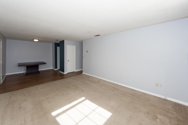 Building Photo - 2 Bedroom 1 Bath Condo in Rivers Point Row...