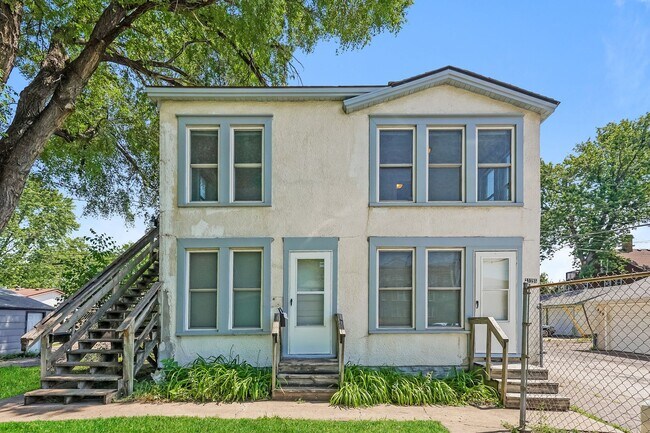 Building Photo - 1115 1/2 4th Street NE