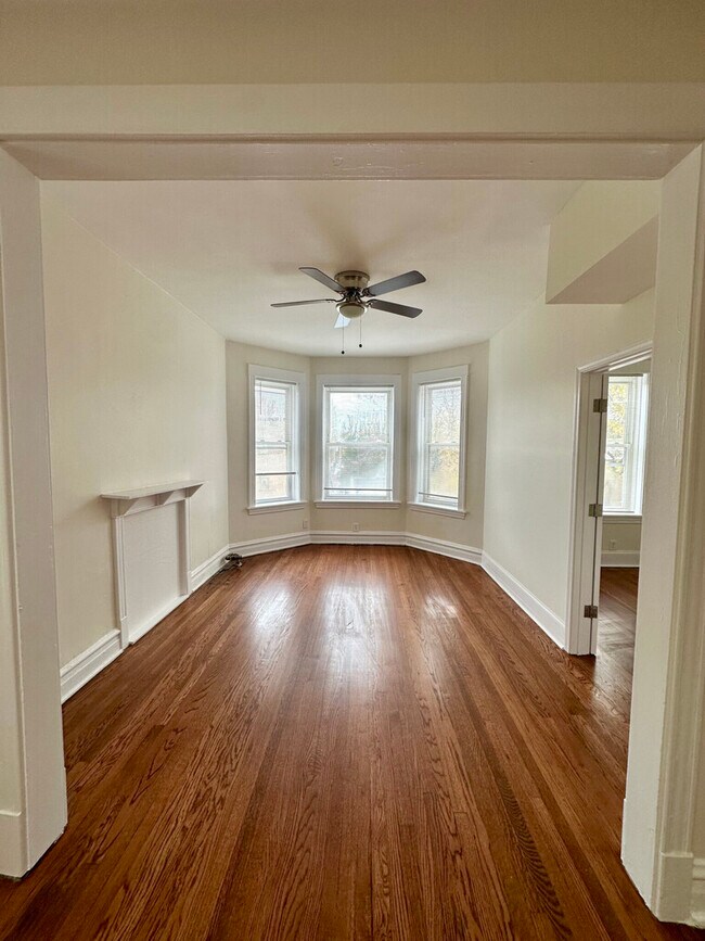 Building Photo - 1311 W Foster Ave