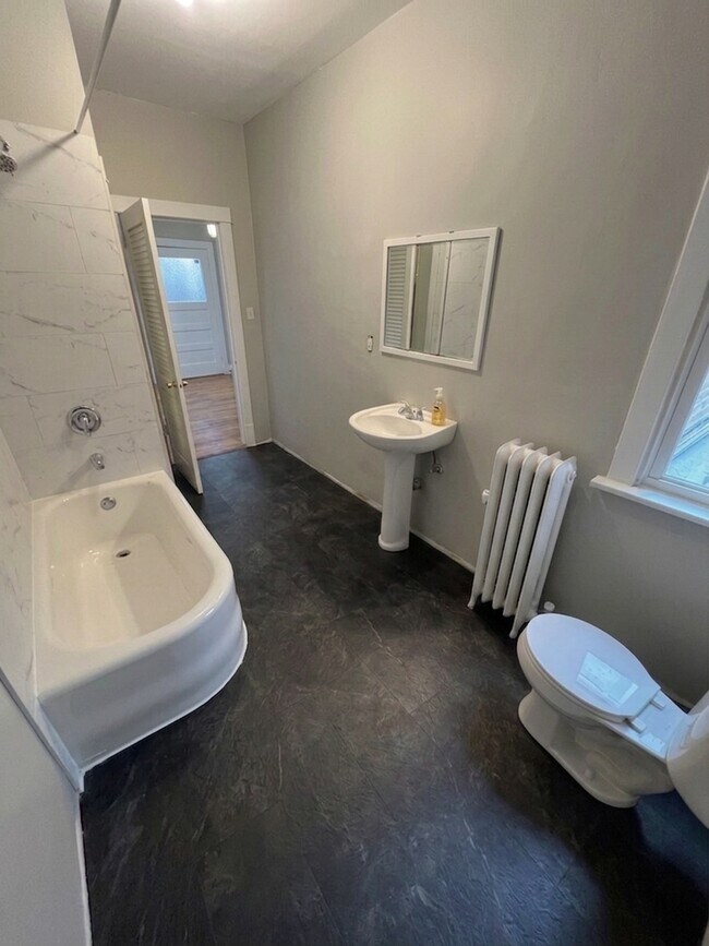 Building Photo - 440 S Ridgeland Ave