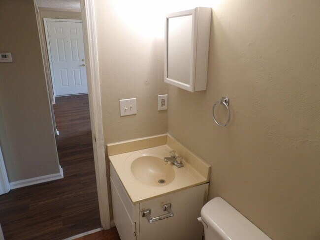 Building Photo - 35 Ashwood Ct