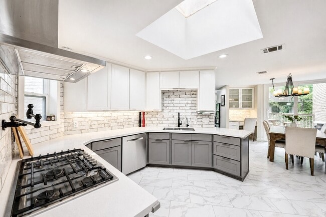 Building Photo - 201 Vanderpool Ln