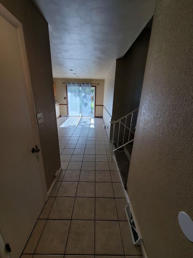 Building Photo - Great 5br/2ba House in NE Colorado Springs. Near UCCS