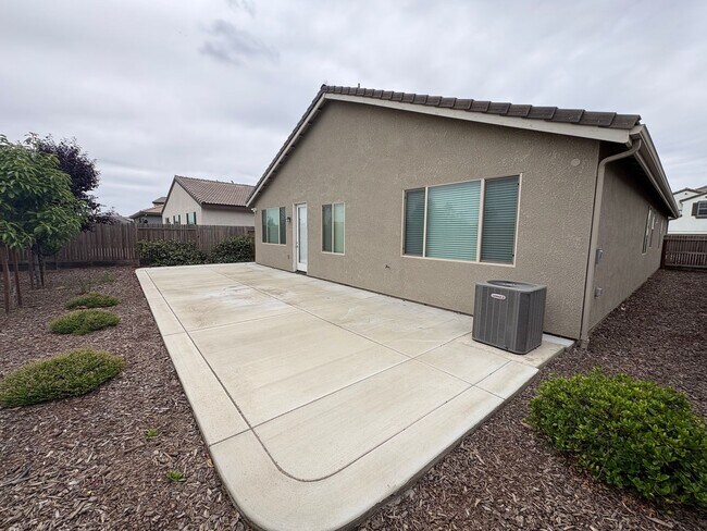 Building Photo - NW Visalia Home For Rent! Close to sports park & shopping centers!