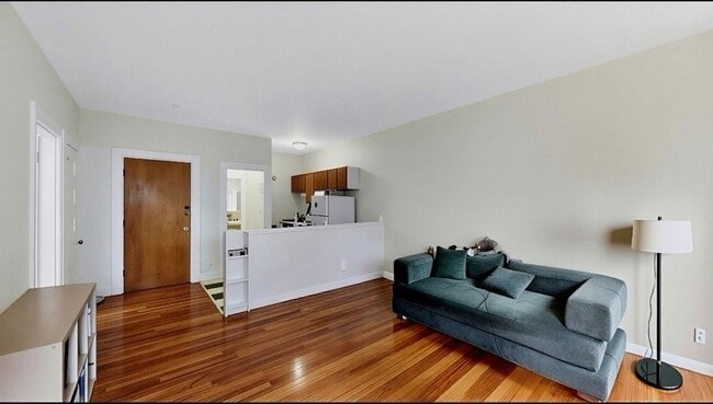 Building Photo - Desirable apartment in Brookline