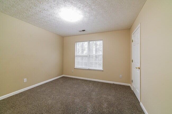 Building Photo - 552 The Blvd