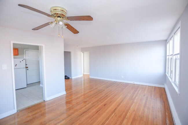 Building Photo - 2417 W Farragut-3A