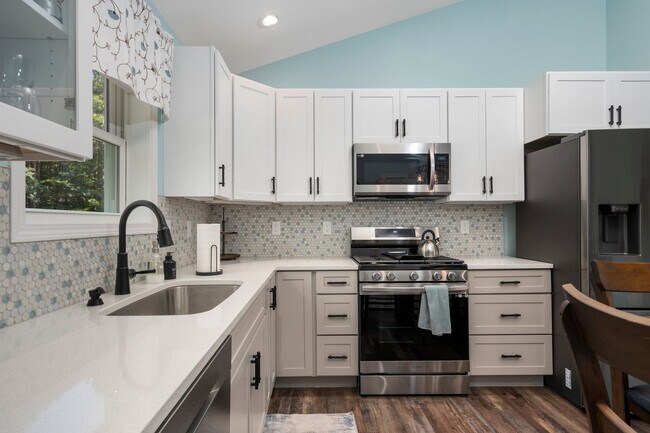Building Photo - Tranquil Waters - Furnished Monthly Rental