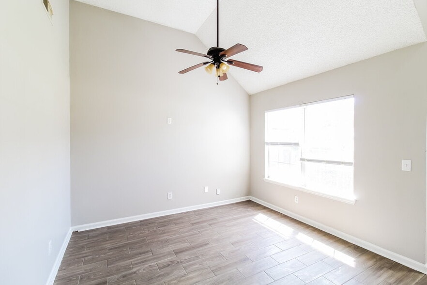 Building Photo - 248 Kings Cove