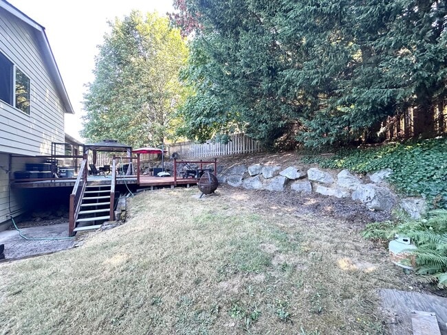 Building Photo - 3 Bed 2.5 Bath 3 Level Home w/ Furnished B...