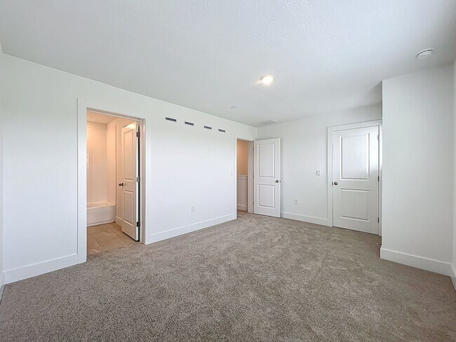 Building Photo - 15465 Hamlin Pk Dr