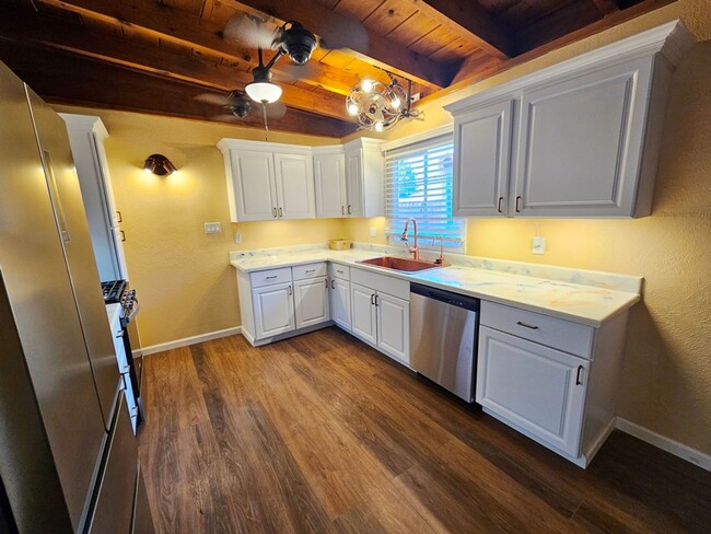 Building Photo - Large Remodeled 4 Bedroom / 2 Bath Home Re...