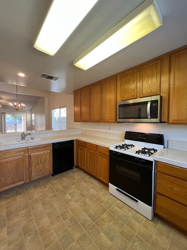 Building Photo - 6615 Silver Moon Dr