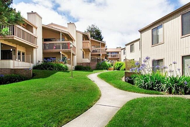 Building Photo - Upstairs One Bedroom Condo now available at Kimberly Place.