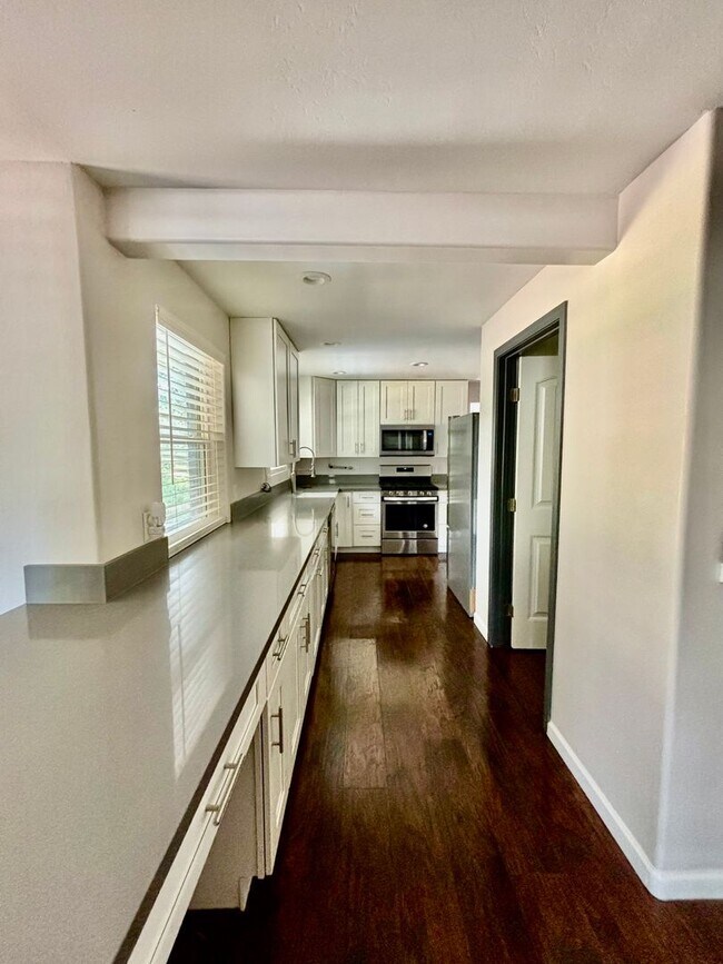 Building Photo - Beautiful 2100 sq ft Prescott home, 4 bed 2 bath with large upstairs loft on almost an acre of land!