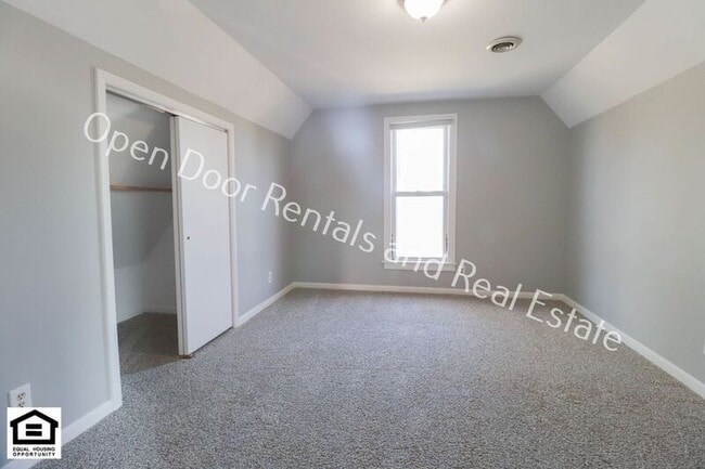 Building Photo - 515 1/2 N State St