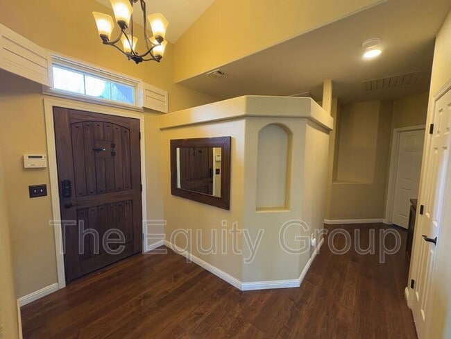 Building Photo - 2650 W Oakridge Ave