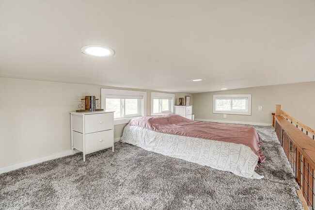Building Photo - 1142 Temple Dr